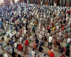 The mosque provides an opportunity to view peaceful prayers conducted by the Imam in addition to admiring the beautiful interior of the mosque.
